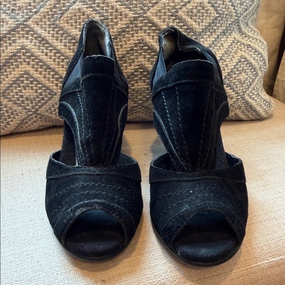 AEROSOLES Black Peep-Toe Heels